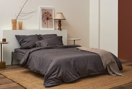 Простыня на резинке из премиального сатина темно-серого цвета из коллекции essential, 160х200х30 см