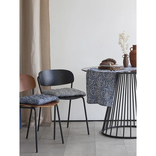 Подушка на стул темно-синего цвета с принтом Спелая Смородина из коллекции scandinavian touch, 40х40 см