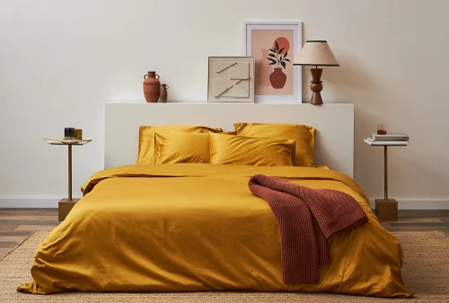 Простыня на резинке из премиального сатина горчичного цвета из коллекции essential, 160х200х30 см