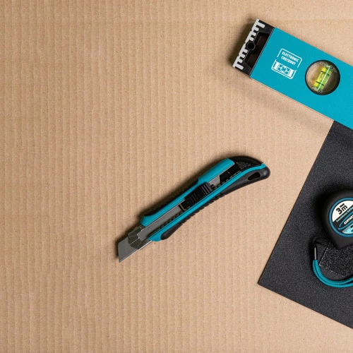 Нож, 170 мм, обрезиненный ABS-корпус, выдвижное сегментное лезвие 18 мм (SK-5) металлическая направляющая, 5 запасных лезвий Gross