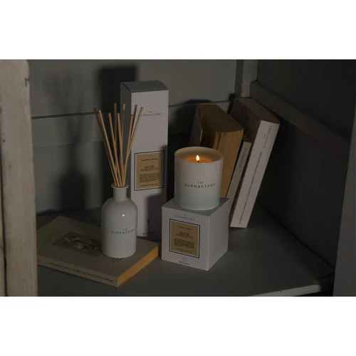 Свеча ароматическая the olphactory, white insignia, musk silhouette, 60 ч