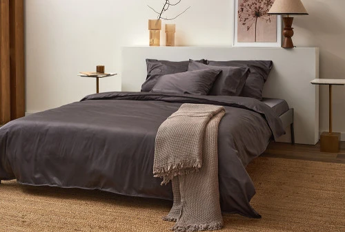 Простыня на резинке из премиального сатина темно-серого цвета из коллекции essential, 200х200х30 см