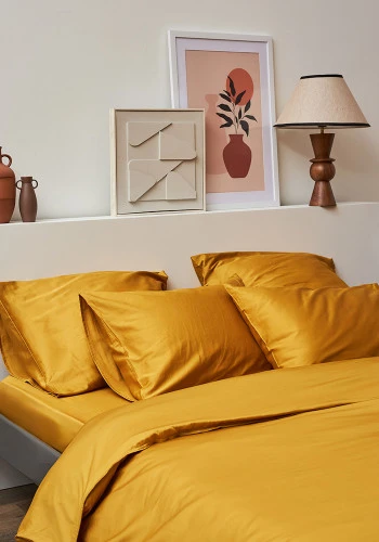 Простыня на резинке из премиального сатина горчичного цвета из коллекции essential, 200х200х30 см
