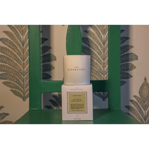 Свеча ароматическая the olphactory, white insignia, acqua bergamota, 60 ч