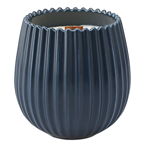 Свеча ароматическая с деревянным фитилём spicy snowflakes из коллекции edge, синий, 60 ч