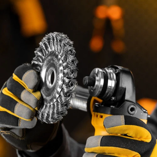 Щетка для УШМ, 125 мм, "Плоская", крученая нержавеющая проволока 0.5 мм, посадка 22.2 мм Denzel