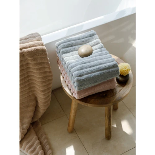 Полотенце банное waves серого цвета из коллекции essential, 70х140 см