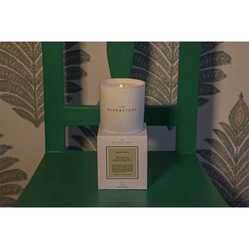 Свеча ароматическая the olphactory, white insignia, acqua bergamota, 60 ч