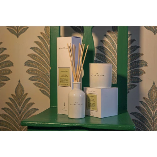 Свеча ароматическая the olphactory, white insignia, acqua bergamota, 60 ч