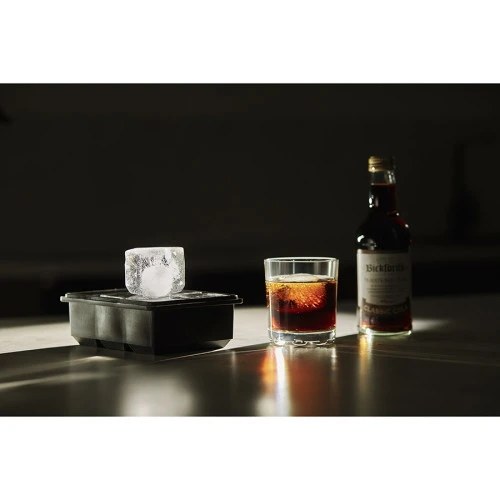 Форма для льда с крышкой ice cubes