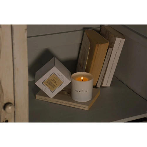 Свеча ароматическая the olphactory, white insignia, musk silhouette, 60 ч