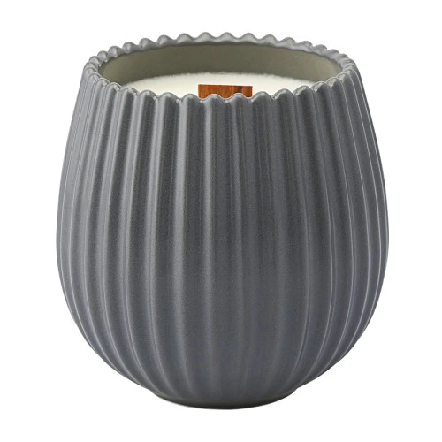 Свеча ароматическая с деревянным фитилём spicy snowflakes из коллекции edge, серый, 60 ч